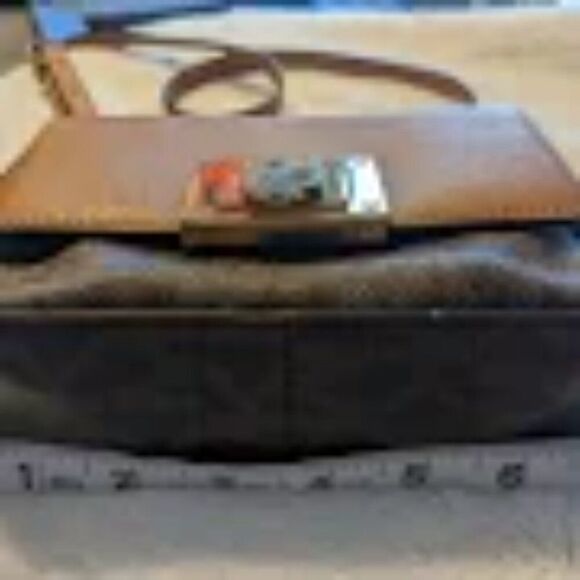 Michael Kors Tina Small Crossbody: An Elegant Style with Distinct Character. - Picture 14 of 14